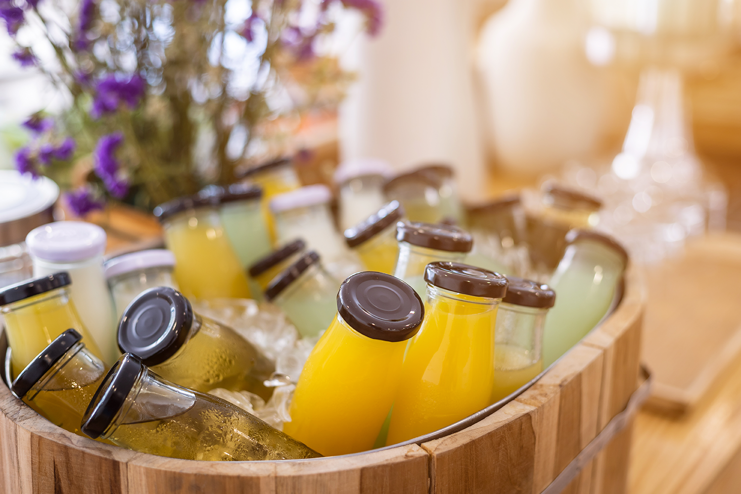 Bouteilles de jus de fruit dans un panier
